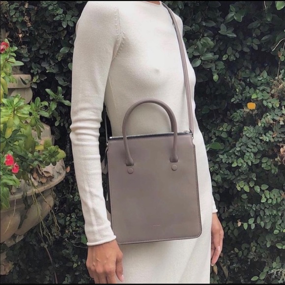 DELAROQ // Troisième tote bag crossbody leather purse in Shroom - Picture 3 of 16